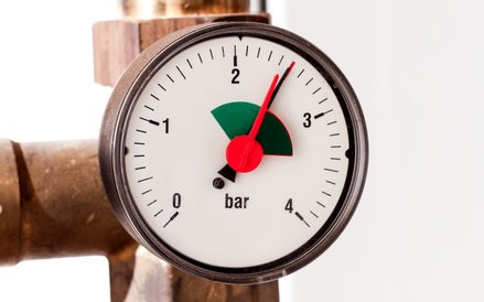 Ein Manometer An Der Rohrleitung Zeigt Den Wasserdruck Nach Den